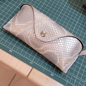 Silver snake - bőr szemüveg tok - Meska.hu