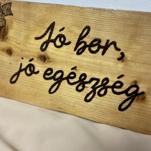 Falra akasztható fatábla ' Jó bor, jó egészség' felirattal és mintával - otthon & életmód - dekoráció - dísztárgy - Meska.hu