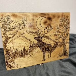 Karácsonyi díszdoboz erdei tájkép szarvassal, Fadoboz pirográf mintával, Otthon & Életmód, Dekoráció, Asztal és polc dekoráció, Díszdoboz, Festett tárgyak, Gravírozás, pirográfia, MESKA