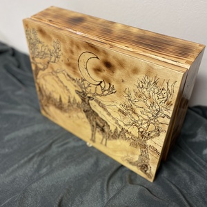 Karácsonyi díszdoboz erdei tájkép szarvassal, Fadoboz pirográf mintával - otthon & életmód - dekoráció - asztal és polc dekoráció - díszdoboz - Meska.hu