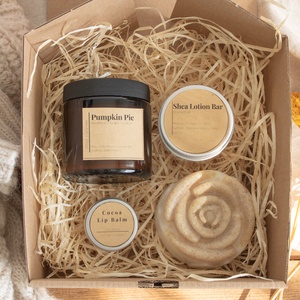 Őszi ajándékcsomag, Ajándék nőknek, Tökös pite Illatgyertya Csomag, Self Care Gift Box, Szójaviasz gyertya - szépségápolás - kozmetikai ajándékcsomag - Meska.hu