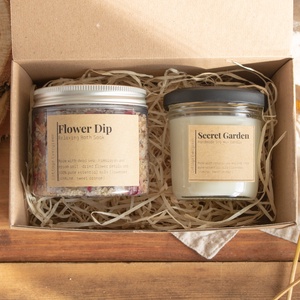 Titkos Kert ajándékcsomag, Ajándék nőknek, Virágos Szójaviasz Illatgyertya, Self Care Gift Box, Koszorúslány Felkérő, Szépségápolás, Kozmetikai ajándékcsomag, Gyertya-, mécseskészítés, Kozmetikum készítés, MESKA