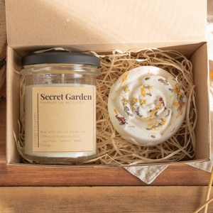 Titkos Kert ajándékcsomag, Ajándék nőknek, Virágos Szójaviasz Illatgyertya, Self Care Gift Box, Koszorúslány Felkérő, Szépségápolás, Kozmetikai ajándékcsomag, Gyertya-, mécseskészítés, Kozmetikum készítés, MESKA