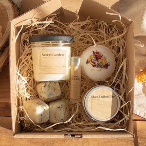Titkos Kert ajándékcsomag, Natúr kozmetikum ajándék, Szójaviasz Illatgyertya, Self Care Gift Box, Koszorúslány Felkérő - Meska.hu