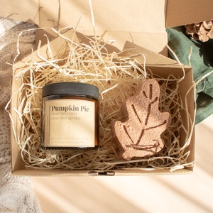 Őszi ajándékcsomag, Ajándék nőknek, Tökös pite Illatgyertya Csomag, Self Care Gift Box, Szójaviasz gyertya, Fürdőbomba, Szépségápolás, Kozmetikai ajándékcsomag, Gyertya-, mécseskészítés, Kozmetikum készítés, MESKA