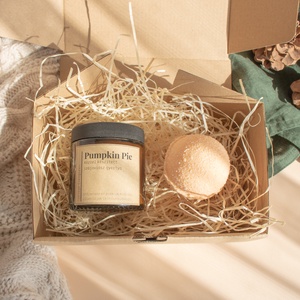 Őszi ajándékcsomag, Ajándék nőknek, Tökös pite Illatgyertya Csomag, Self Care Gift Box, Szójaviasz gyertya, Fürdőbomba, Szépségápolás, Kozmetikai ajándékcsomag, Gyertya-, mécseskészítés, Kozmetikum készítés, MESKA