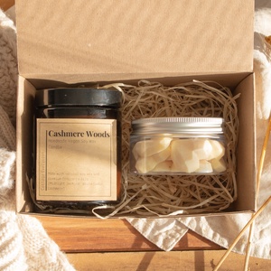 Vegán ajándékcsomag, Ajándék nőknek, Cashmere Woods Illatgyertya Csomag, Self Care Gift Box, Szójaviasz gyertya - Meska.hu