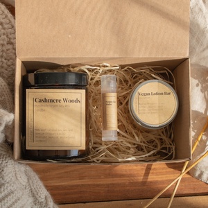 Vegán ajándékcsomag, Ajándék nőknek, Cashmere Woods Illatgyertya Csomag, Self Care Gift Box, Szójaviasz gyertya - Meska.hu