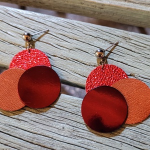 Little red - bőr és nemesacél fülbevaló - ékszer - fülbevaló - lógós kerek fülbevaló - Meska.hu