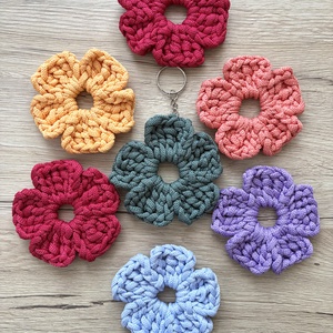 Virágos kulcstartó/táska charm, Táska & Tok, Kulcstartó & Táskadísz, Kulcstartó, Horgolás, Ékszerkészítés, MESKA