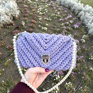 �Amour táska csillogós lila színben, Táska & Tok, Kézitáska & válltáska, Válltáska, Horgolás, MESKA