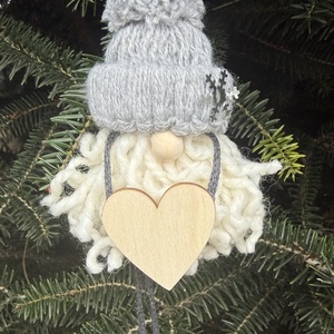 Szürke - fehér pompom manó, Karácsony, Karácsonyi lakásdekoráció, Karácsonyi manók, figurák, Csomózás, MESKA