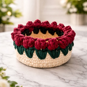 Bordó tulipános horgolt kosár, Otthon & Életmód, Dekoráció, Asztal és polc dekoráció, Dekorációs tál, tartó, Horgolás, Újrahasznosított pólófonalból horgoltam a kosarat, aminek az átmérője 20 cm, magassága 10 cm. 
Anyá..., MESKA