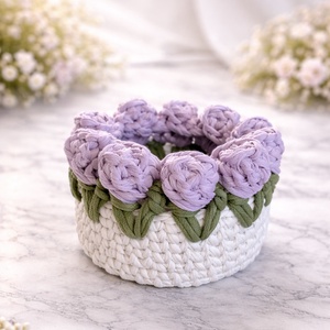 Lila tulipános horgolt kosár, Otthon & Életmód, Dekoráció, Asztal és polc dekoráció, Dekorációs tál, tartó, Horgolás, Újrahasznosított  pólófonalból horgoltam a kosarat, aminek az átmérője 13 cm, magassága 10 cm. 
Any..., MESKA
