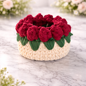 Bordó tulipános horgolt kosár, Otthon & Életmód, Dekoráció, Asztal és polc dekoráció, Dekorációs tál, tartó, Horgolás, Újrahasznosított  pólófonalból horgoltam a kosarat, aminek az átmérője 13 cm, magassága 10 cm. 
Any..., MESKA