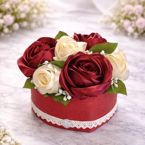 Bordó rózsabox, Otthon & Életmód, Virágdekoráció, Virágok, Virágbox, Varrás, Kézzel varrt szaténrózsákkal díszített szív alakú doboz, legszélesebb részén 14 cm, magassága 9 cm...., MESKA