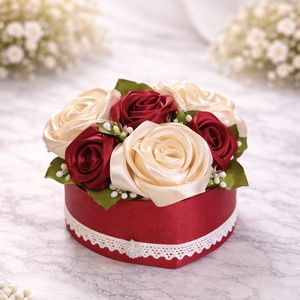 Krém - bordó rózsabox, Otthon & Életmód, Virágdekoráció, Virágok, Virágbox, Varrás, Kézzel varrt szaténrózsákkal díszített szív alakú doboz, legszélesebb részén 14 cm, magassága 9 cm...., MESKA