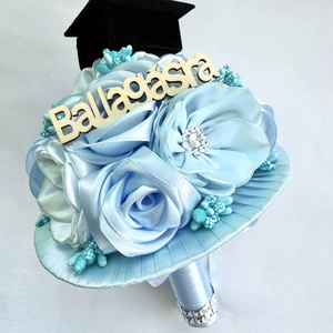 Világoskék ballagási csokor, Otthon & Életmód, Virágdekoráció, Virágok, Virágcsokor, Varrás, Világoskék szalagból varrtam a virágokat.
A virágok közé "Ballagásra" feliratú táblát ragasztottam,..., MESKA