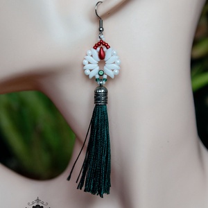 Creabead Design matyó tulipán stílusú elegáns trikolor fülbevaló bojttal, Ékszer, Fülbevaló, Lógó csepp fülbevaló, Gyöngyfűzés, gyöngyhímzés, MESKA