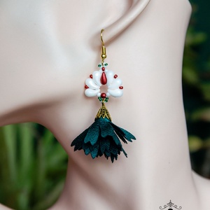 Creabead Design matyórózsa stílusú elegáns trikolor fülbevaló különleges bojttal, Ékszer, Fülbevaló, Lógó csepp fülbevaló, Gyöngyfűzés, gyöngyhímzés, MESKA