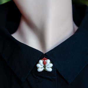 Kézzel készült gyöngyös gombfedő dísz � matyó inspirációval, Ékszer, Mandzsettagomb, Gyöngyfűzés, gyöngyhímzés, MESKA