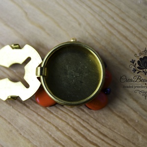 Kézzel készült gyöngyös gombfedő dísz � matyó inspirációval - ékszer - mandzsettagomb - Meska.hu