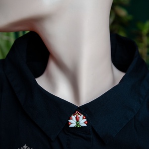 Kézzel készült gyöngyös gombfedő dísz – matyó inspirációval, Ékszer, Mandzsettagomb, Gyöngyfűzés, gyöngyhímzés, Ez az aprólékosan kidolgozott, kézzel fűzött gombfedő dísz finom virágformájával egy kis különleges..., MESKA