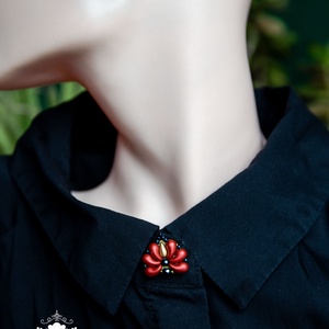 Kézzel készült gyöngyös gombfedő dísz – matyó inspirációval, Ékszer, Mandzsettagomb, Gyöngyfűzés, gyöngyhímzés, Ez az aprólékosan kidolgozott, kézzel fűzött gombfedő dísz finom virágformájával egy kis különleges..., MESKA