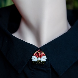 Kézzel készült gyöngyös gombfedő dísz � matyó inspirációval, Ékszer, Mandzsettagomb, Gyöngyfűzés, gyöngyhímzés, MESKA