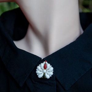 Kézzel készült gyöngyös gombfedő dísz � matyó inspirációval, Ékszer, Mandzsettagomb, Gyöngyfűzés, gyöngyhímzés, MESKA