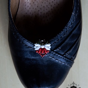 Kézzel készült gyöngyös cipőklipsz � matyó inspirációval - Meska.hu