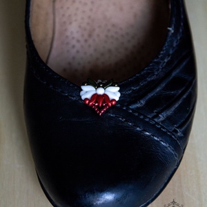 Kézzel készült gyöngyös cipőklipsz � matyó inspirációval - esküvő - cipő és cipőklipsz - Meska.hu