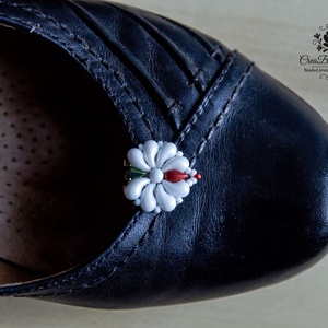 Kézzel készült gyöngyös cipőklipsz � matyó inspirációval - Meska.hu