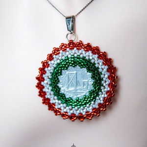 Miyuki gyöngyökkel befoglalt 50 filléres érme trikolor medál - ékszer - nyaklánc - medál - Meska.hu