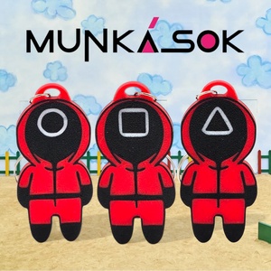 Squid Game - Piros ruhás munkás kulcstartók - Meska.hu