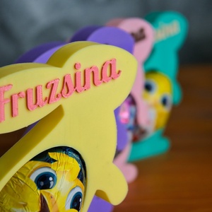 Személyre szabható nyuszis Kinder meglepetés tartó egyedi felirattal - Sárga - ünnepi díszek, dekorációk - húsvéti díszek és dekorációk - húsvéti tojástartó - Meska.hu