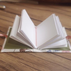 Notesz dekoratív gerincfűzéssel, megkötővel - otthon & életmód - papír, írószer - jegyzetfüzet & napló - Meska.hu