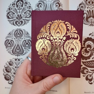 vászon borítású notesz arany népi mintával 7x9cm, Otthon & Életmód, Papír, írószer, Jegyzetfüzet & Napló, Könyvkötés, MESKA