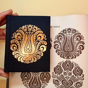 vászon borítású notesz arany népi mintával 7x9cm, Otthon & Életmód, Papír, írószer, Jegyzetfüzet & Napló, Könyvkötés, MESKA