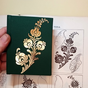 vászon borítású notesz arany népi mintával 7x9cm, Otthon & Életmód, Papír, írószer, Jegyzetfüzet & Napló, Könyvkötés, MESKA