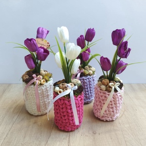 Krókuszos tavaszi virágdísz horgolt kaspóban - otthon & életmód - dekoráció - asztal és polc dekoráció - asztaldísz - Meska.hu