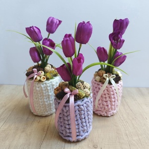 Krókuszos tavaszi virágdísz horgolt kaspóban - otthon & életmód - dekoráció - asztal és polc dekoráció - asztaldísz - Meska.hu