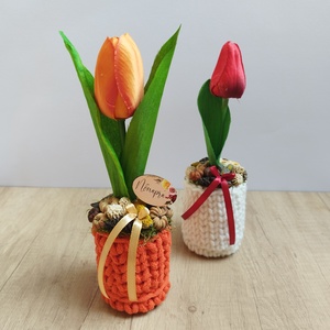 Tulipános tavaszi asztaldísz horgolt kaspóban - otthon & életmód - dekoráció - asztal és polc dekoráció - asztaldísz - Meska.hu