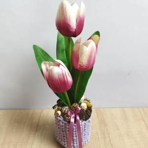 Tulipános tavaszi asztaldísz horgolt kaspóban - otthon & életmód - dekoráció - asztal és polc dekoráció - asztaldísz - Meska.hu