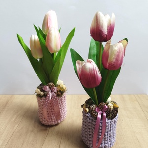 Tulipános tavaszi asztaldísz horgolt kaspóban - otthon & életmód - dekoráció - asztal és polc dekoráció - asztaldísz - Meska.hu
