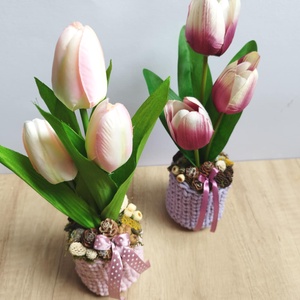 Tulipános tavaszi asztaldísz horgolt kaspóban - otthon & életmód - dekoráció - asztal és polc dekoráció - asztaldísz - Meska.hu