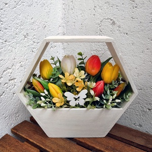 Tulipános asztaldísz tavaszi asztaldísz élethű gumi tulipánnal , Otthon & Életmód, Virágdekoráció, Virágdíszek, Asztali virágdísz, Virágkötés, Tavaszi tulipános asztaldísz prémium minőségű élethű gumi tulipánokkal (8 szál) fa hexagon dobozban..., MESKA