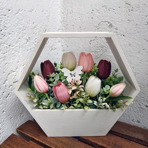 Tulipános asztaldísz tavaszi asztaldísz élethű gumi tulipánnal , Otthon & Életmód, Virágdekoráció, Virágdíszek, Asztali virágdísz, Virágkötés, Tavaszi tulipános asztaldísz prémium minőségű élethű gumi tulipánokkal (8 szál) fa hexagon dobozban..., MESKA