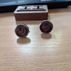 Gravírozott fa mandzsettagomb és nyakkendőtű - ékszer - ékszerszett - Meska.hu