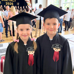 Hímzett ballagási kitűző - művészet - militária - kitüntetés, jelvény - Meska.hu